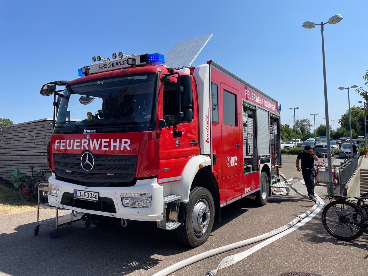 Ein Feuerwehrauto steht auf dem Sportplatzgelände