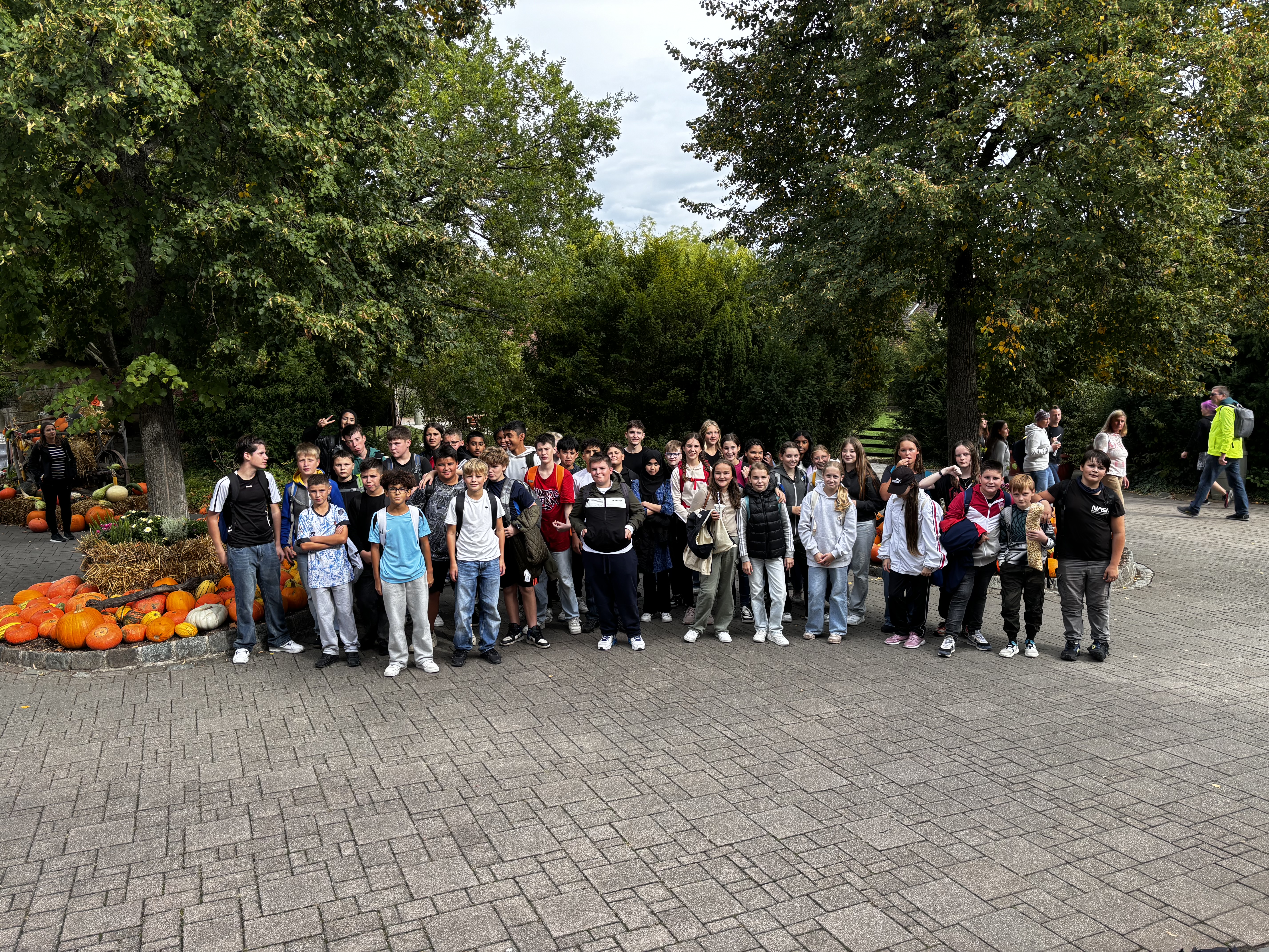 Gruppenbild 7a und 7c vor herbstlicher Dekoration in Tripsdrill