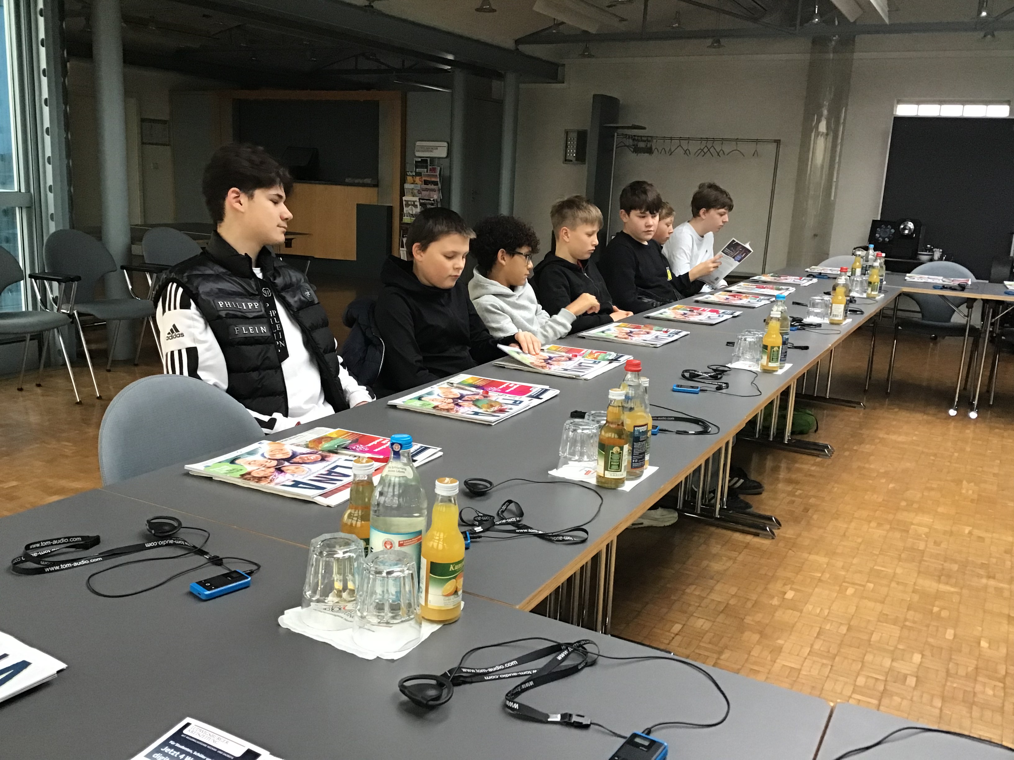 Sch&uuml;ler durchlaufen einen Parkour mit dem Handball