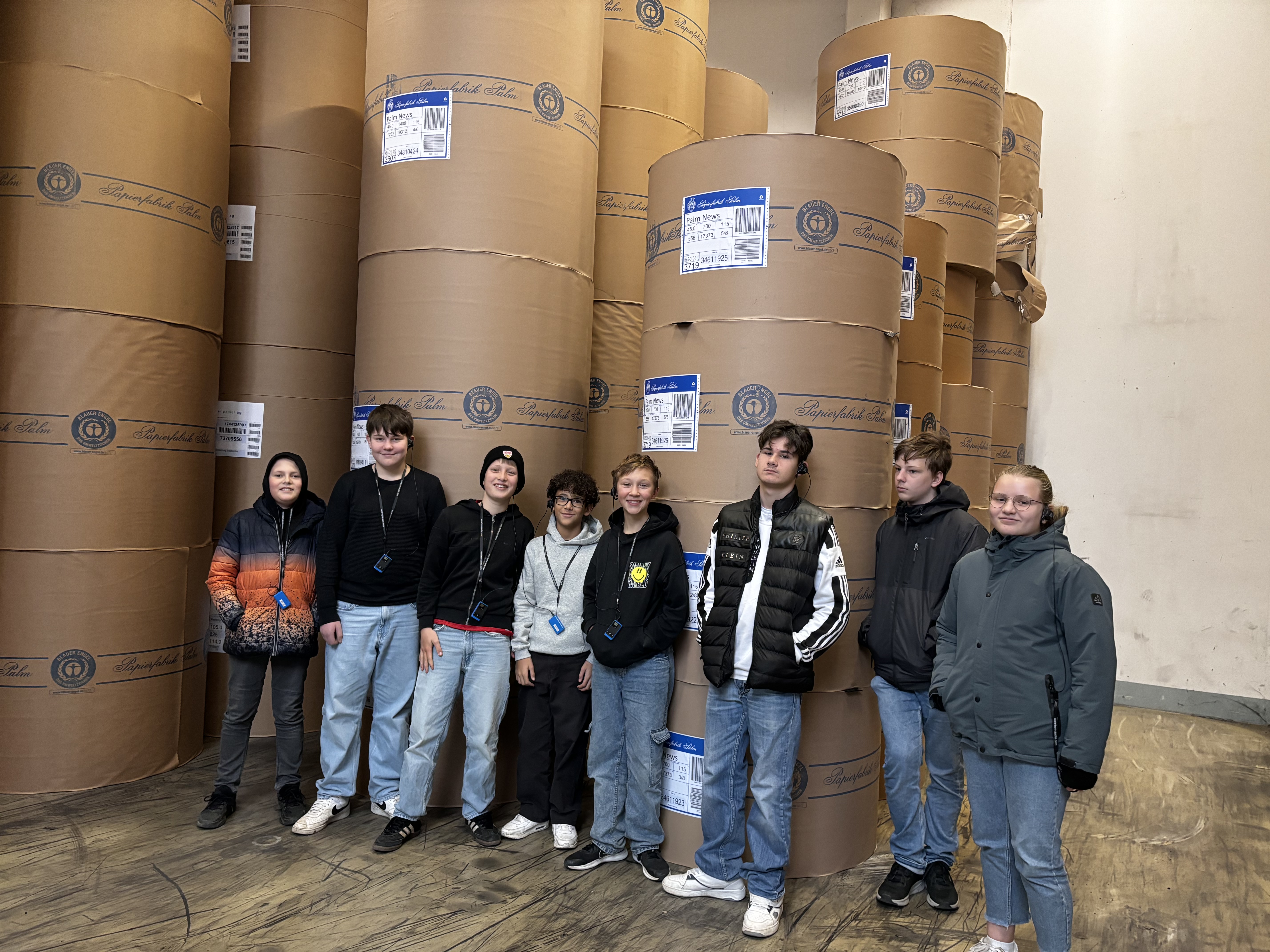 Sch&uuml;ler stehen auf dem Spielfeld und bereiten eine Spielsituation vor