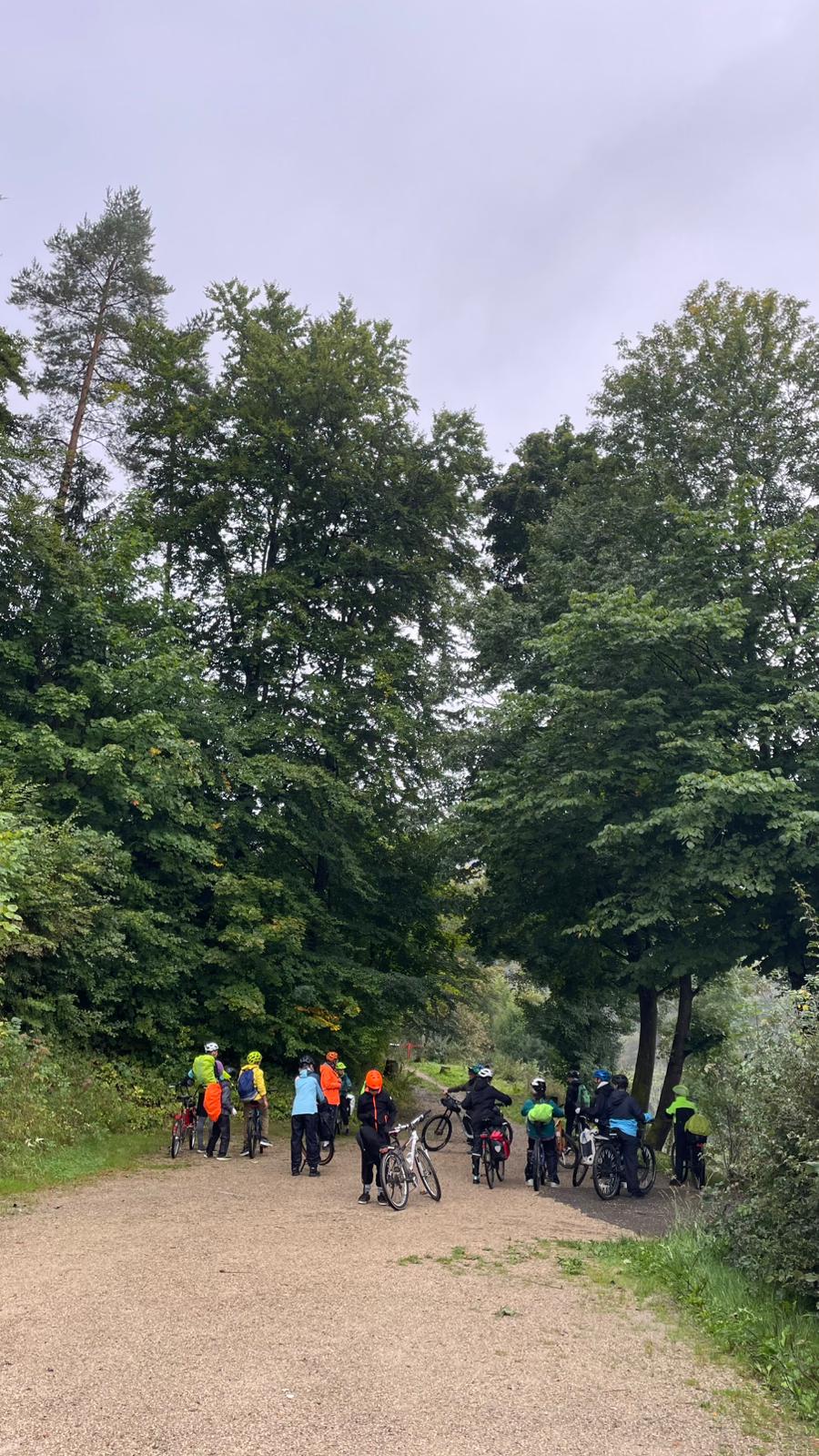 Sch&uuml;ler machen Pause auf einem Waldweg