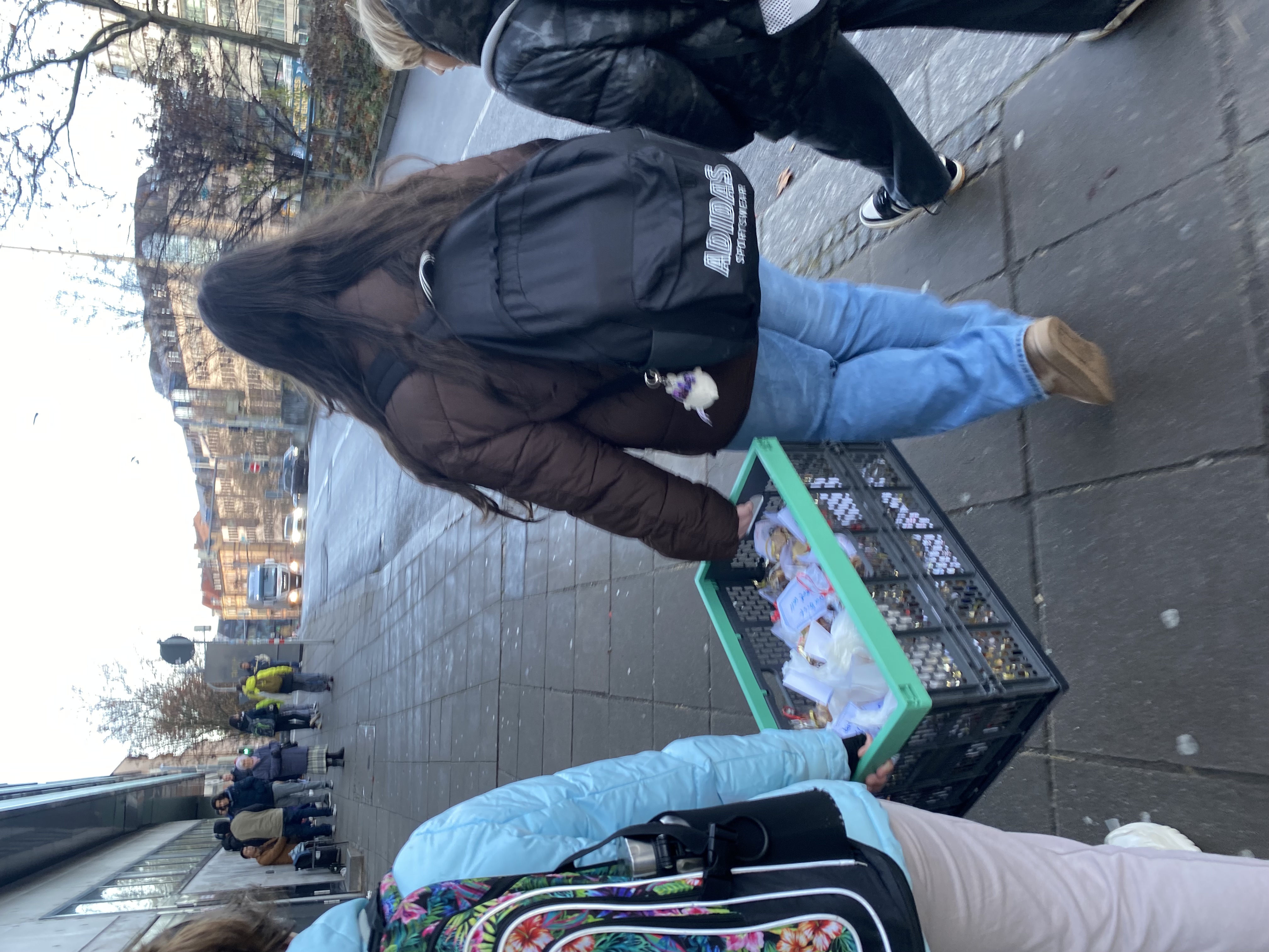 Die Schülerinnen und Schüler mit einer vollen Klappbox mit Plätzchen auf dem Weg zu einer sozialen Einrichtung.