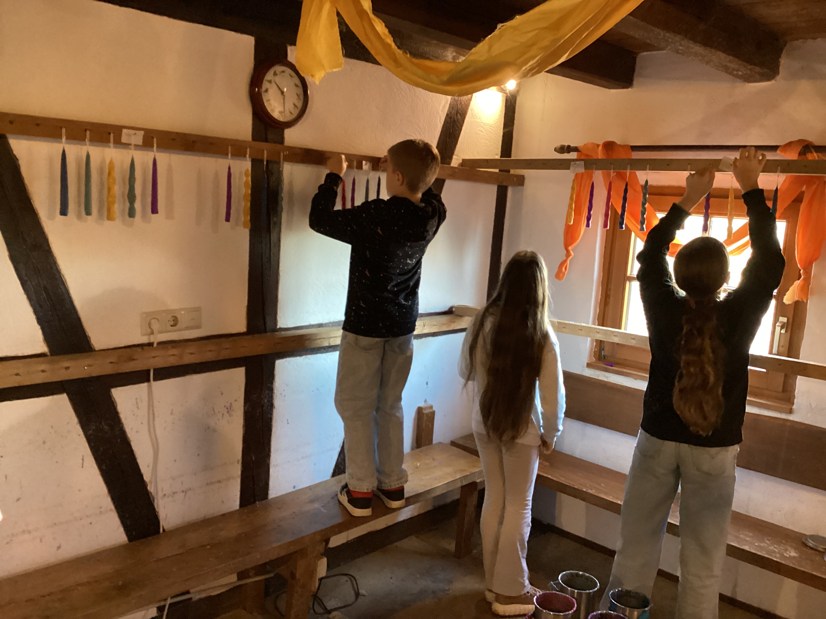 Schülerinnen und Schüler beim Aufhängen von Kerzen