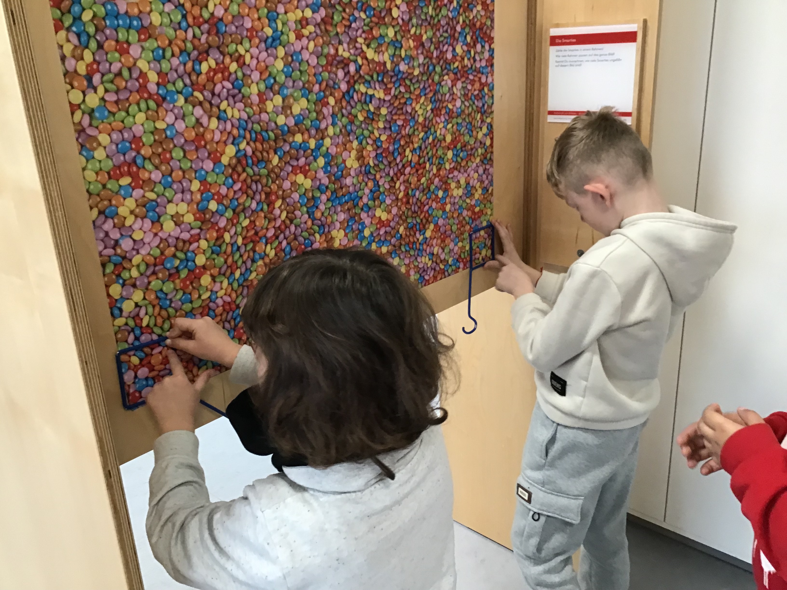 Zwei Jungen bearbeiten ein Ausstellungsstück des Mathematikums