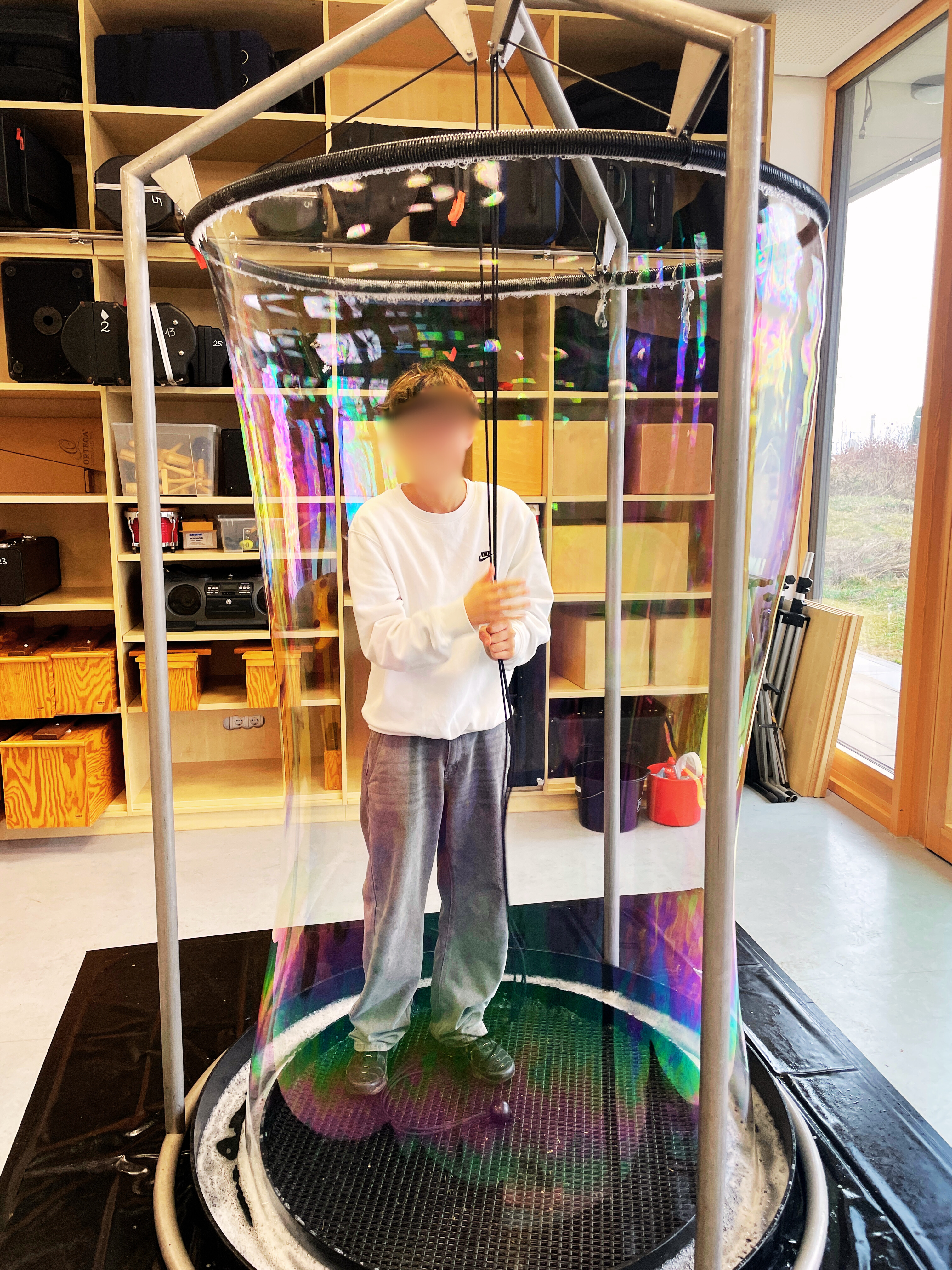 Ein Schüler in einer großen Seifenblase