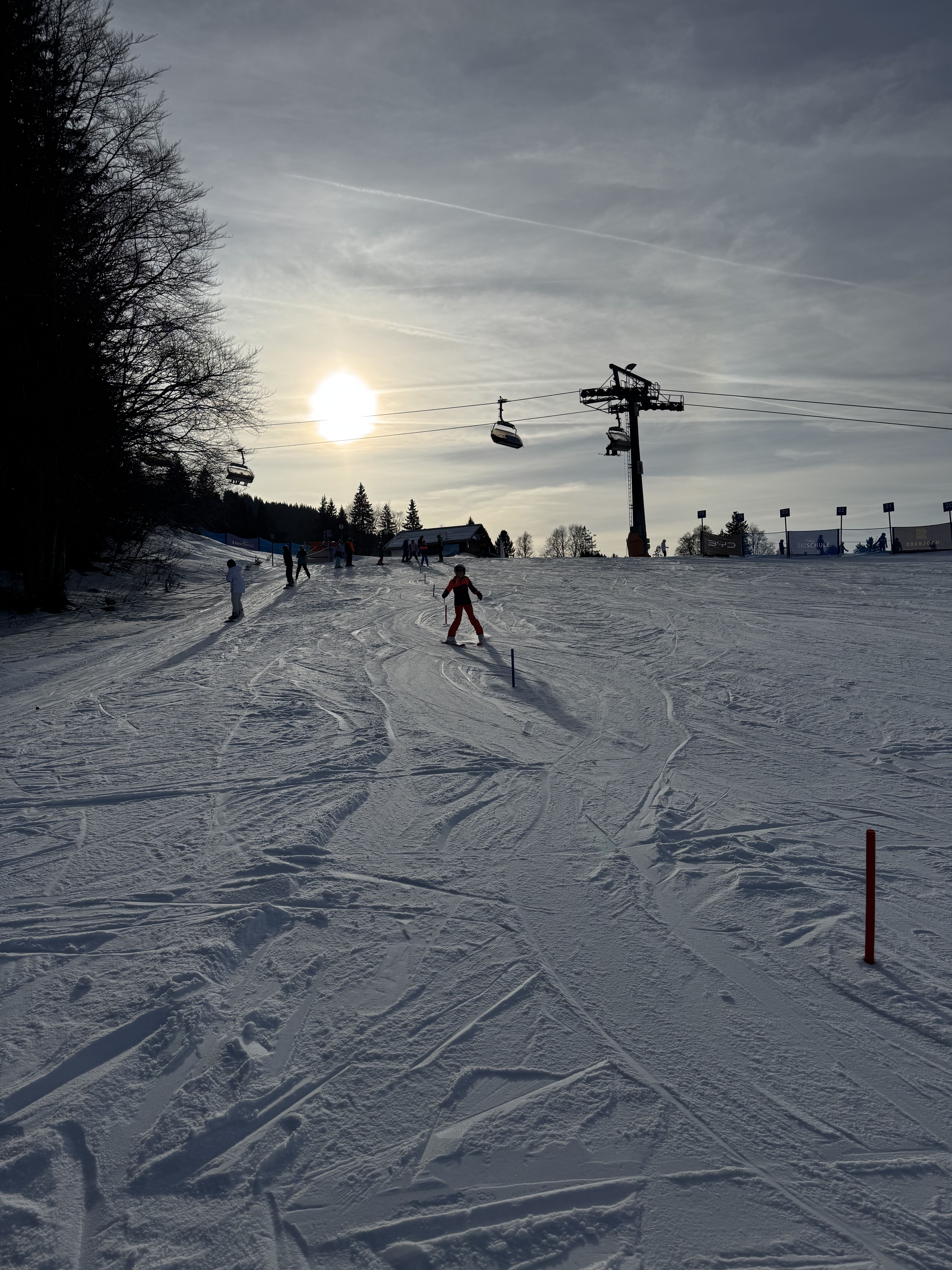 Ein Sch&uuml;ler f&auml;hrt die Skipiste hinunter