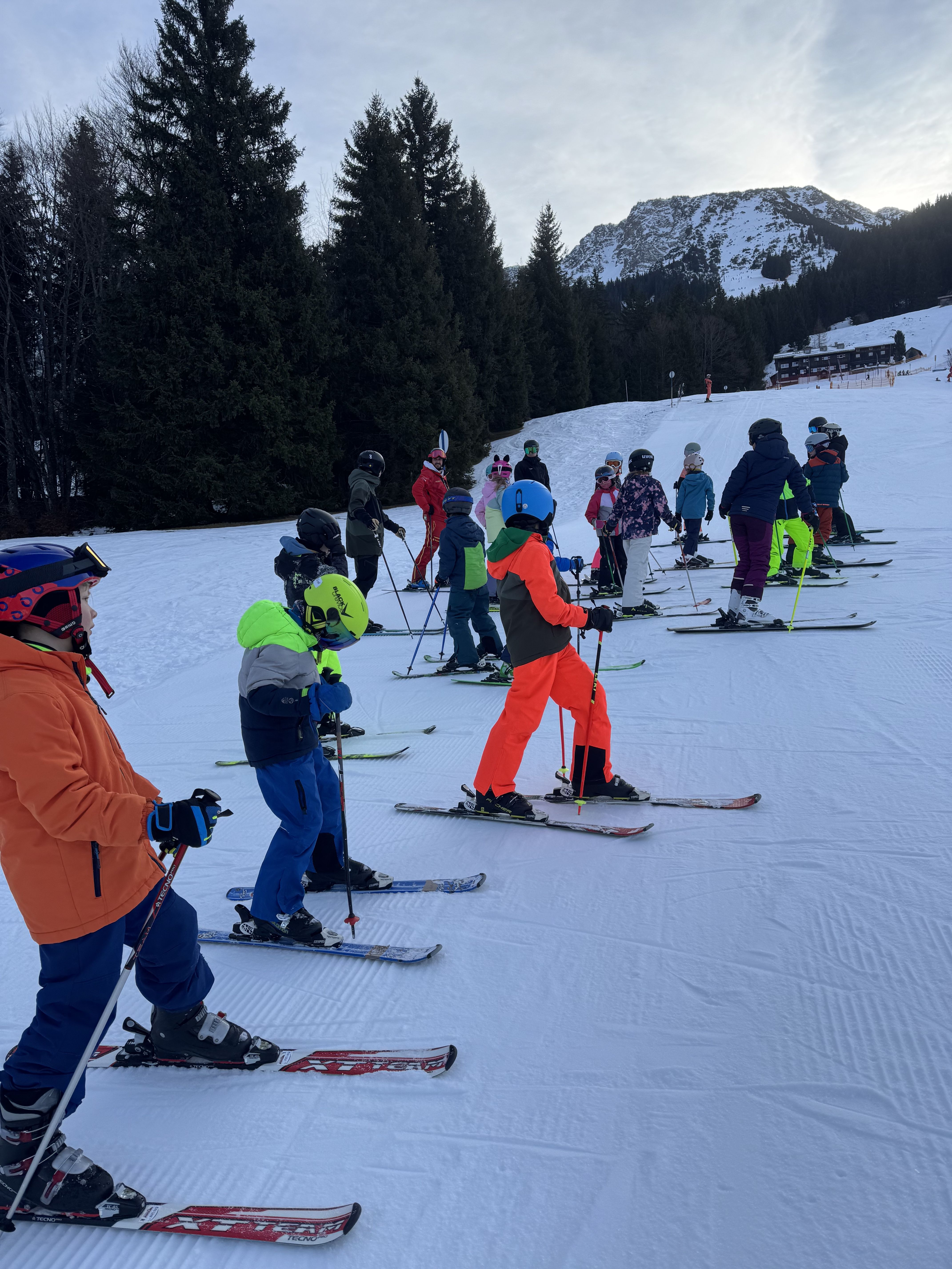 Sch&uuml;ler auf der Skipiste