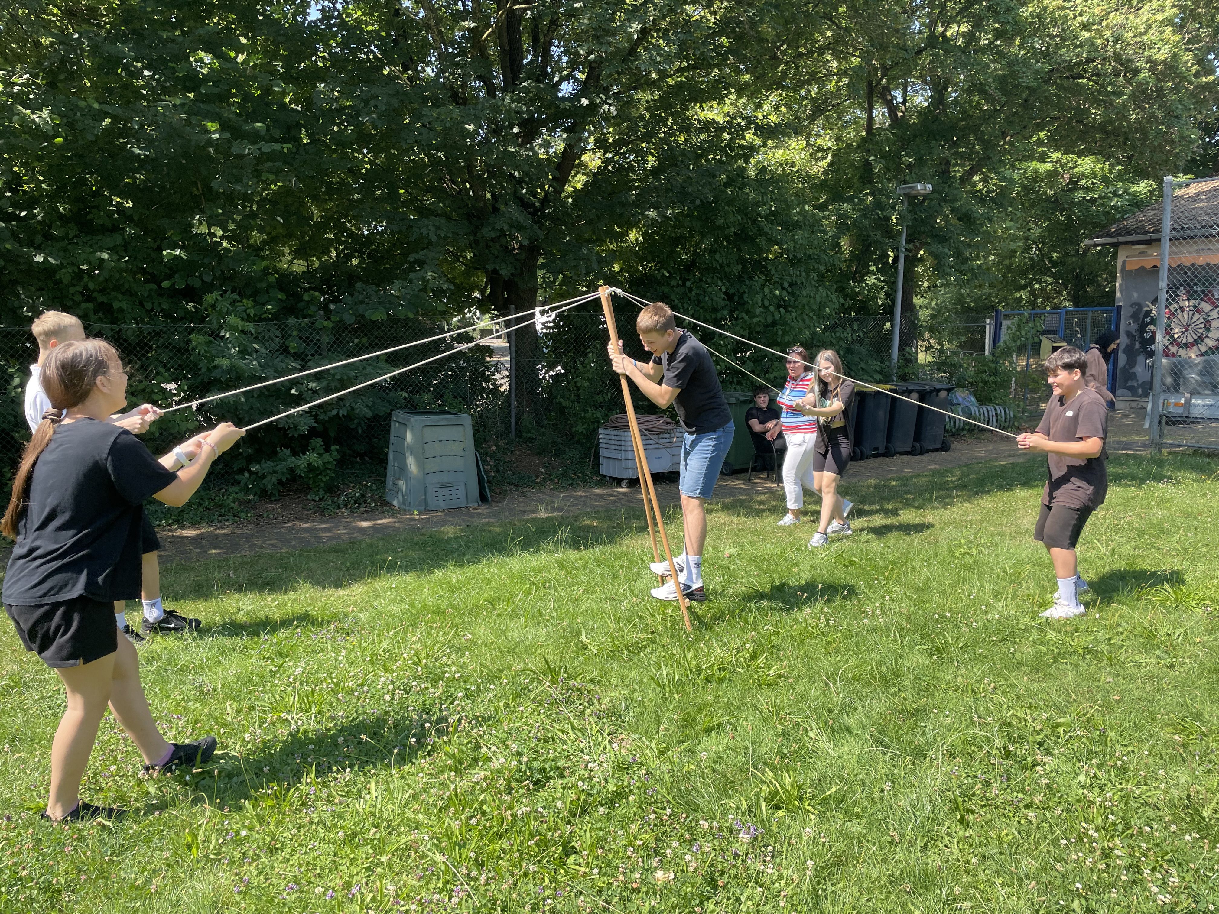 Schülerinnen und Schüler gemeinsam bei einer Gruppenchallenge