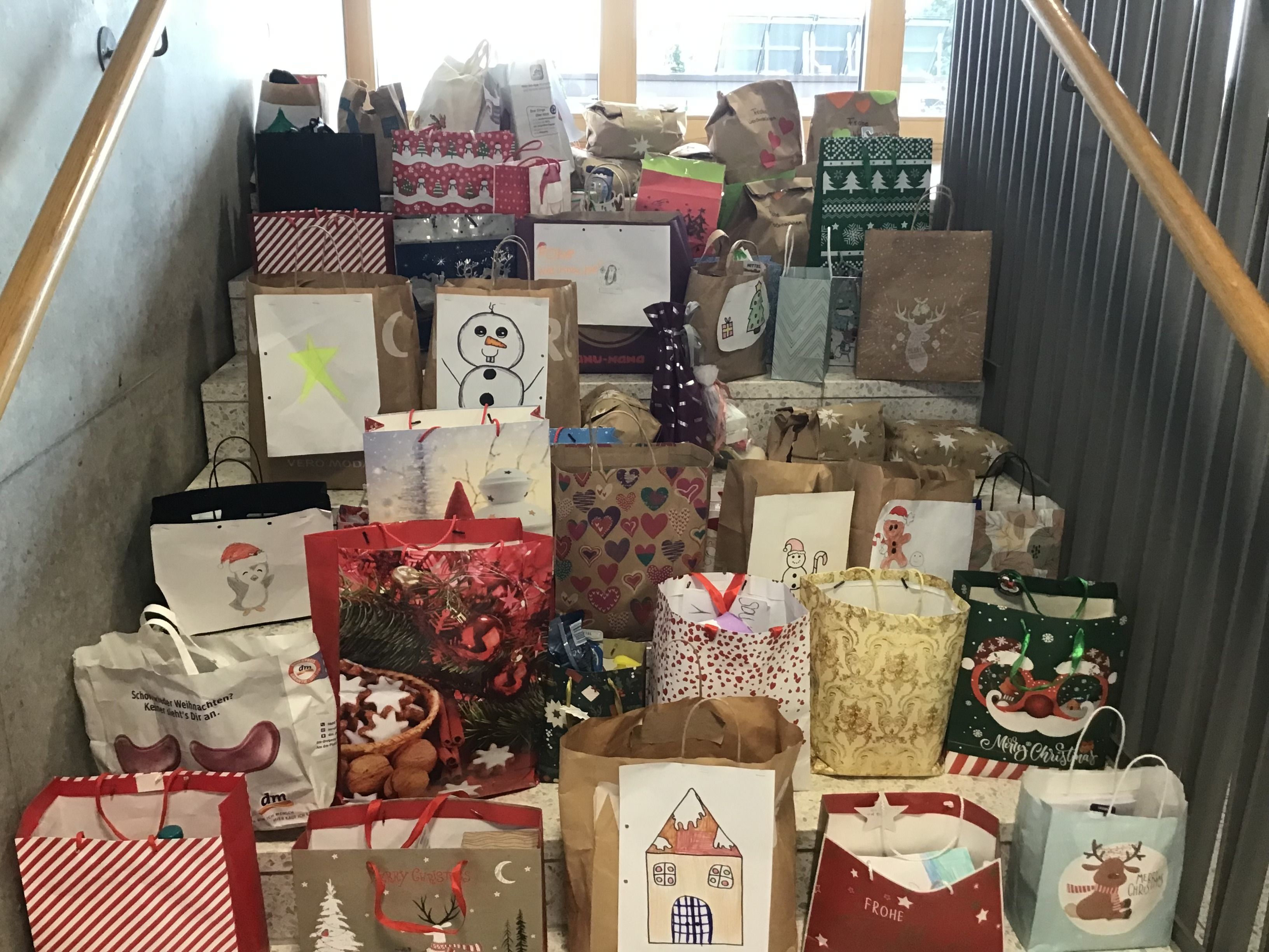 Viele Geschenktüten auf einer Treppe