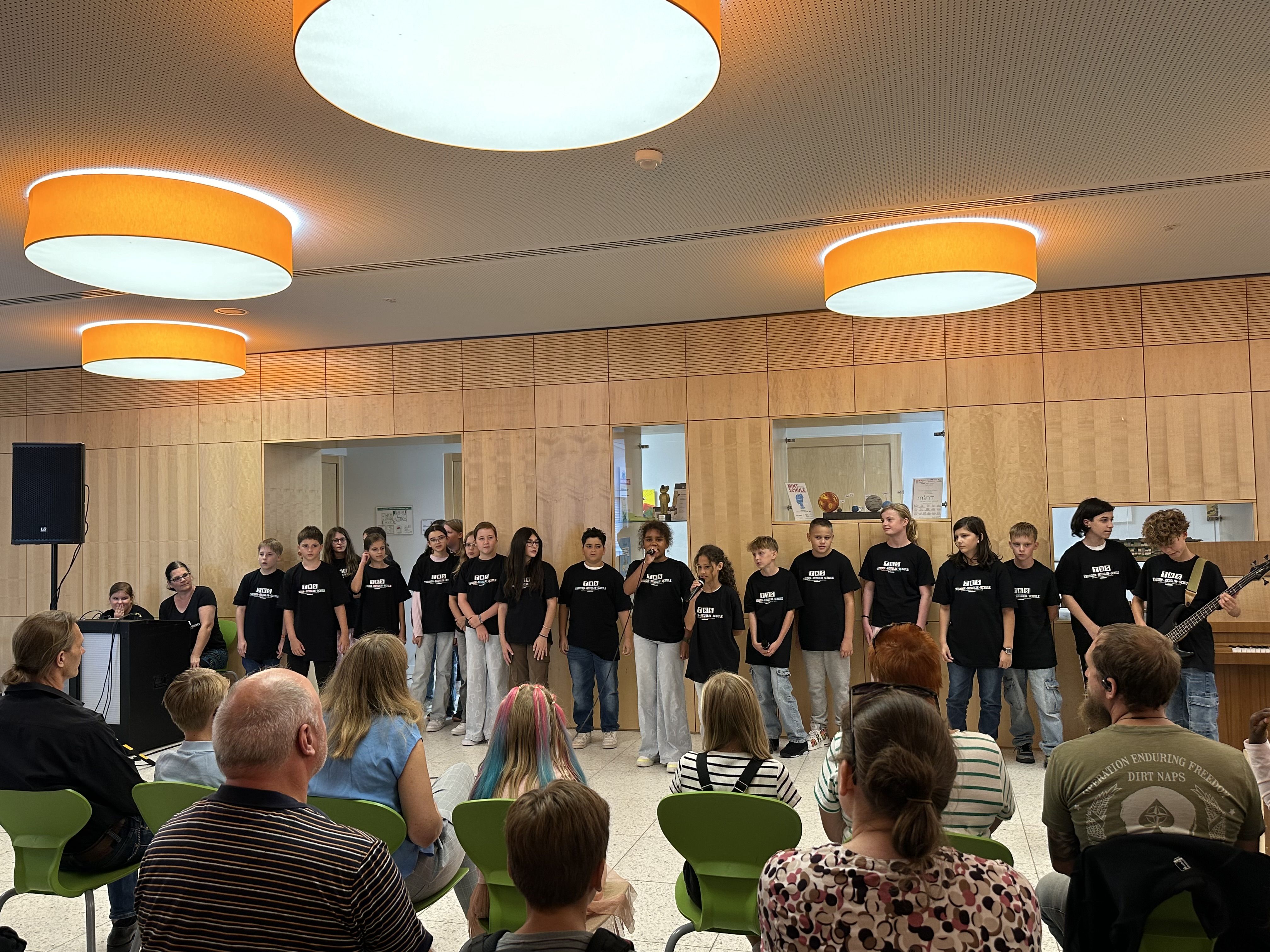 Schüler der Stufe 6 begrüßen die neuen 5er in der Aula